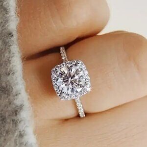 EXQUISITE LUXURIOUS DIAMOND RING
